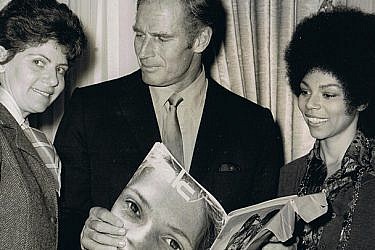 רות סירקיס (משמאל) עם השחקן צ'רלטון הסטון ובידו גיליון "את", הוליווד 1970