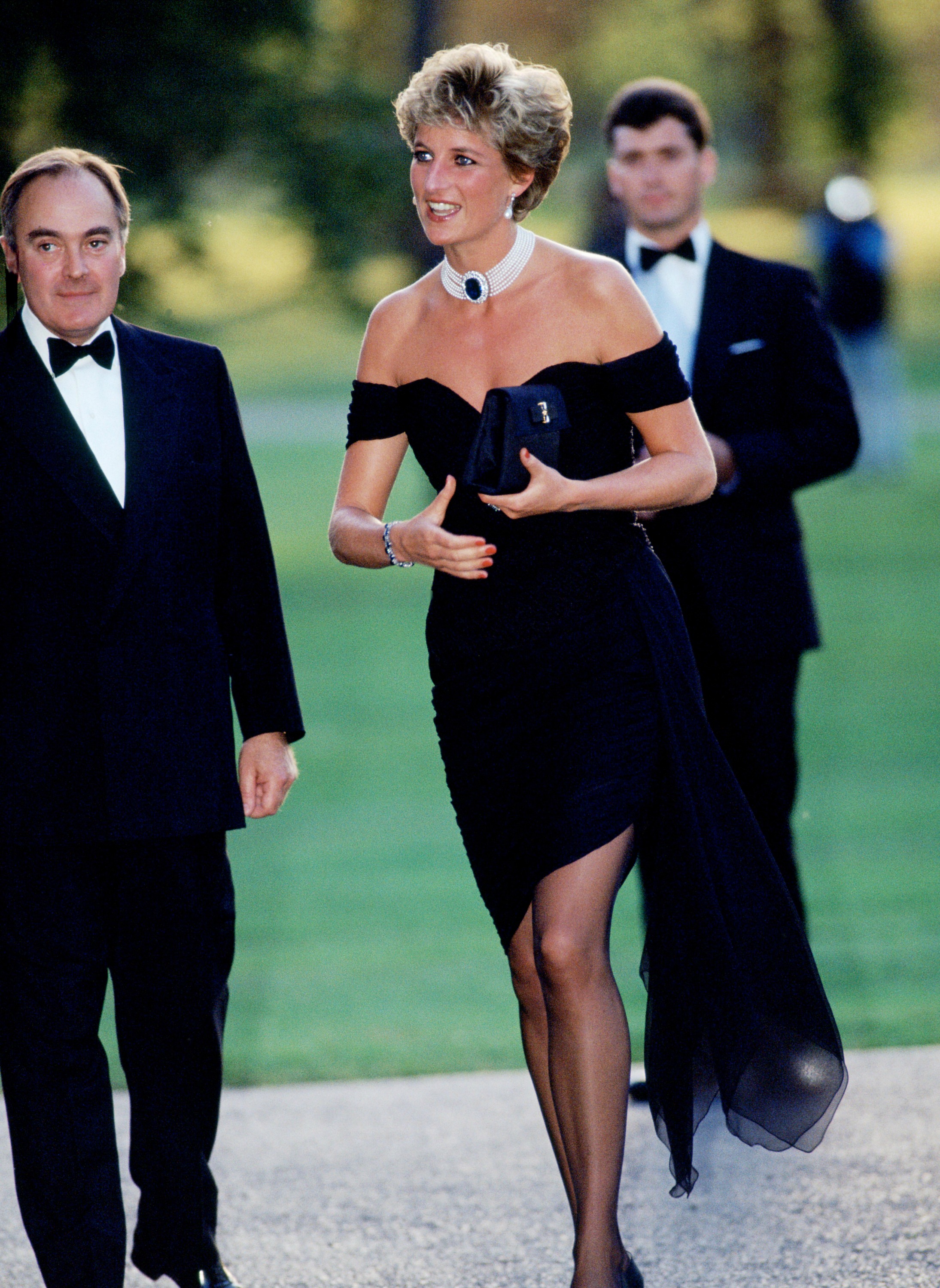 הנסיכה דיאנה מציגה את הגרסה המלכותית של שמלה שחורה קטנה | צילום: GettyImages