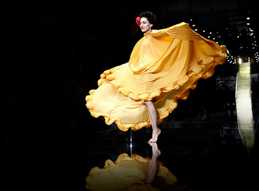 תערוכת &quot;ז'ה טם: רונית אלקבץ&quot;: רונית אלקבץ בשמלה בעיצוב אלבר אלבז בשבוע האופנה גינדי 2015 GINDI TLV Fashion Week בקניון האופנה TLV FASHION MALL | צילום: גיל חיון