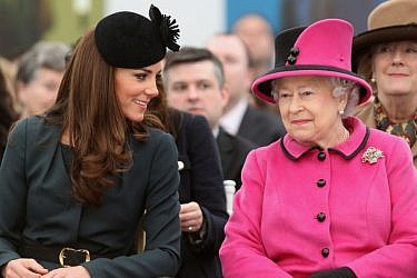 "הסתכלת בסטורי של מייגן?": קייט מידלטון והמלכה אליזבת | צילום: Gettyimages