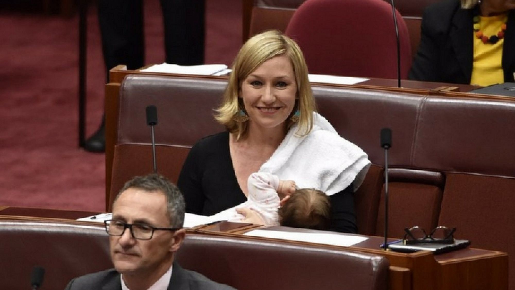 הסנטורית האוסטלרית האוסטרלית לריסה ווטרס מניקה את בתה בפרלמנט. מתי אצלנו? | צילום: מתוך חשבון הטוויטר שלה @larissawaters