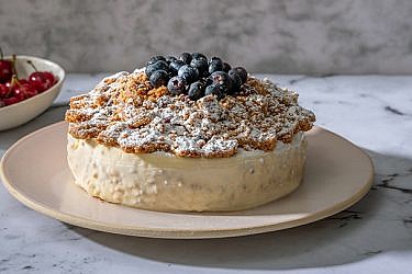 עוגת גלידת גבינה של נמרוד אייזיק | צילום: אנטולי מיכאלו, סטיילינג: דינה אוסטרובסקי וירדן יעקובי
