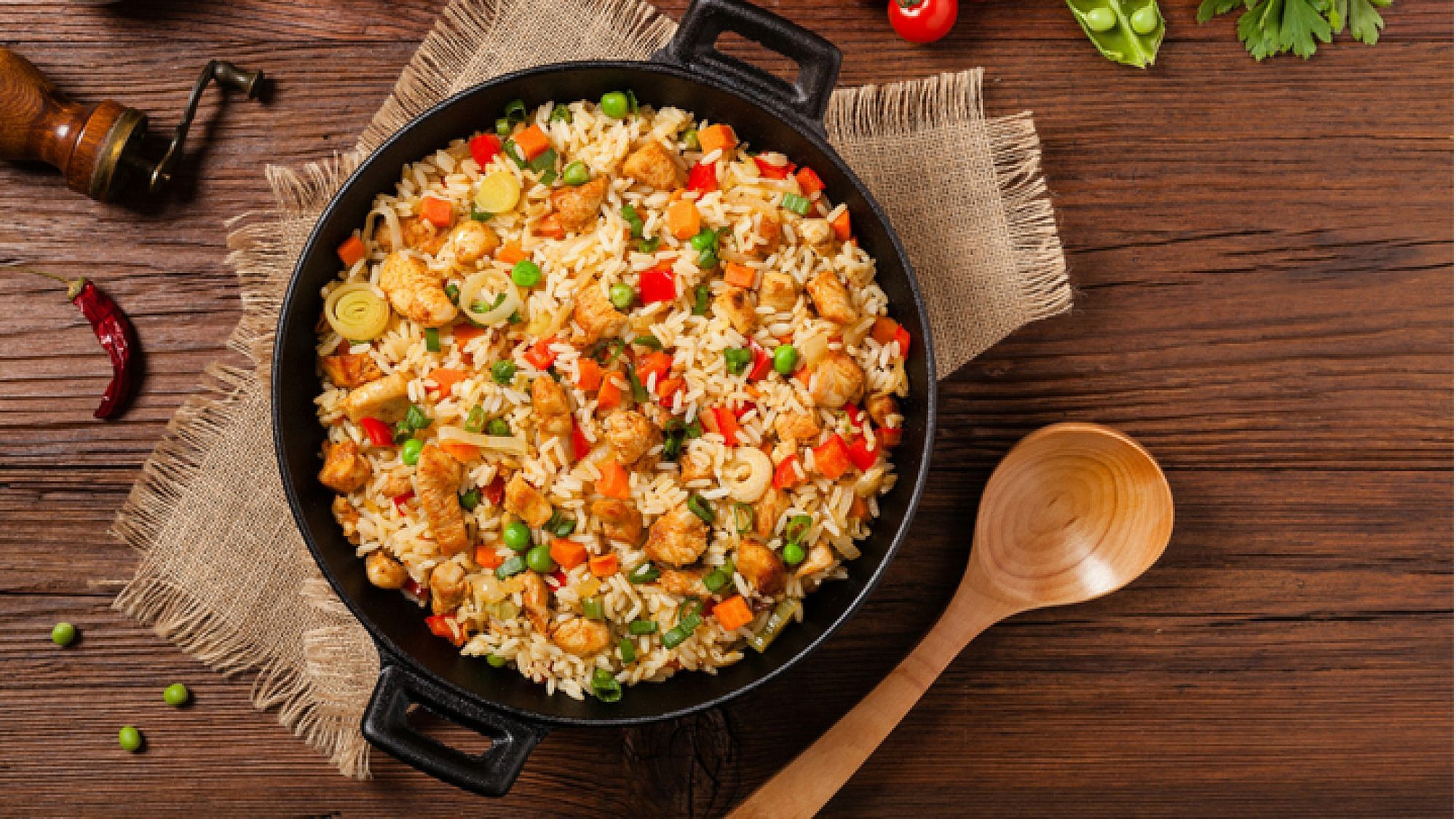 ארוחה שלמה בסיר אחד: עוף בלימון כבוש על מצע אורז וירוקים | צילום: Shutterstock