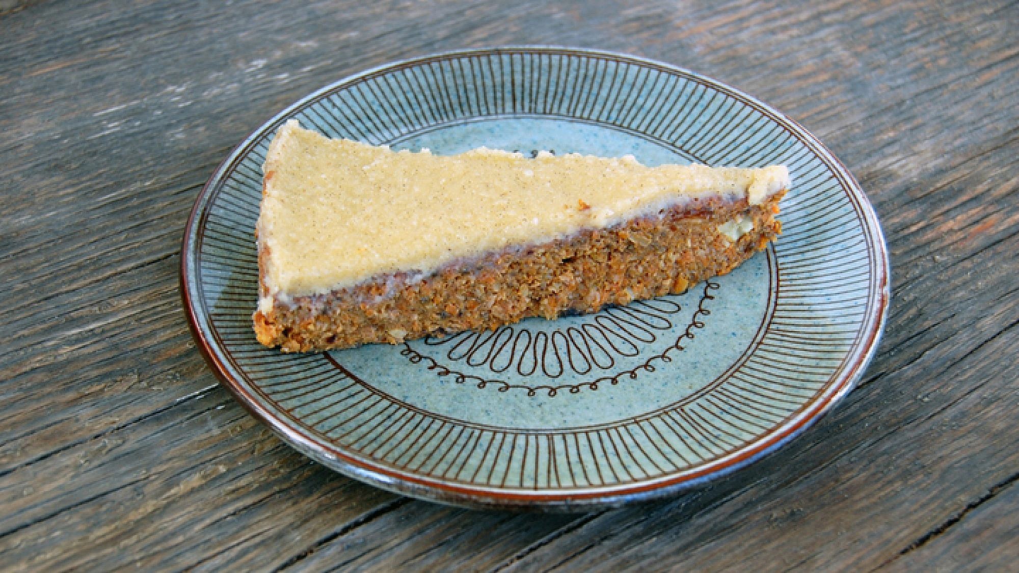 עוגת גזר ללא אפייה עם ציפוי קרם קשיו | צילום: Shutterstock