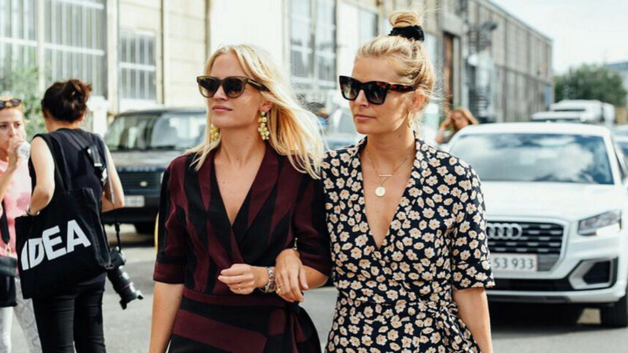 בלוגריות האופנה Johanne Brostrøm ו-Mie Juel לובשות גאני | צילום: מתוך האינסטגרם @ganni