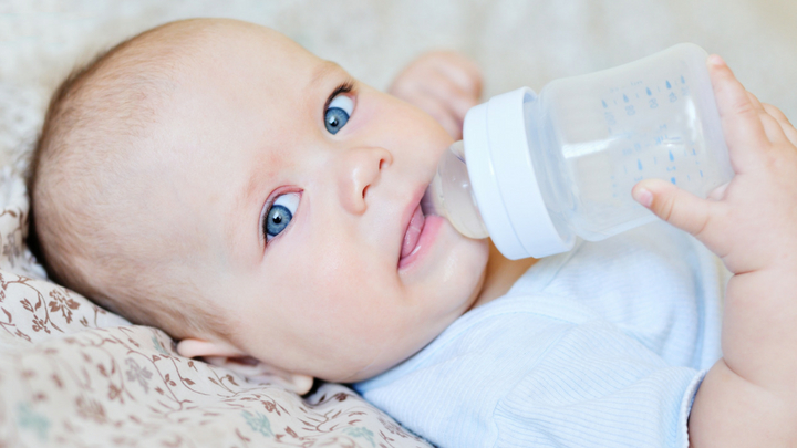 שתיית מים בקרב תינוקות | צילום: Shutterstock