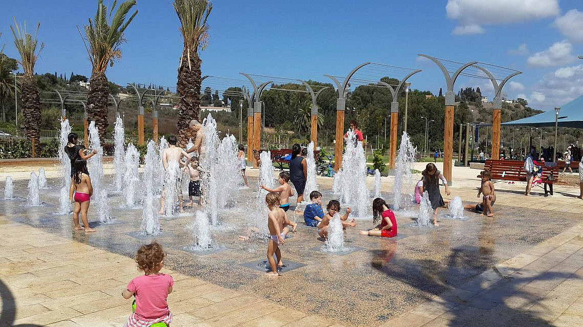מזרקה בפארק המושבה בזכרון יעקב | צילום: משרד גרינשטיין הר גיל, מתוך ויקיפדיה CC BY-SA 3.0 מזרקה בפארק המושבה בזכרון יעקב | צילום: משרד גרינשטיין הר גיל, מתוך ויקיפדיה CC BY-SA 3.0
