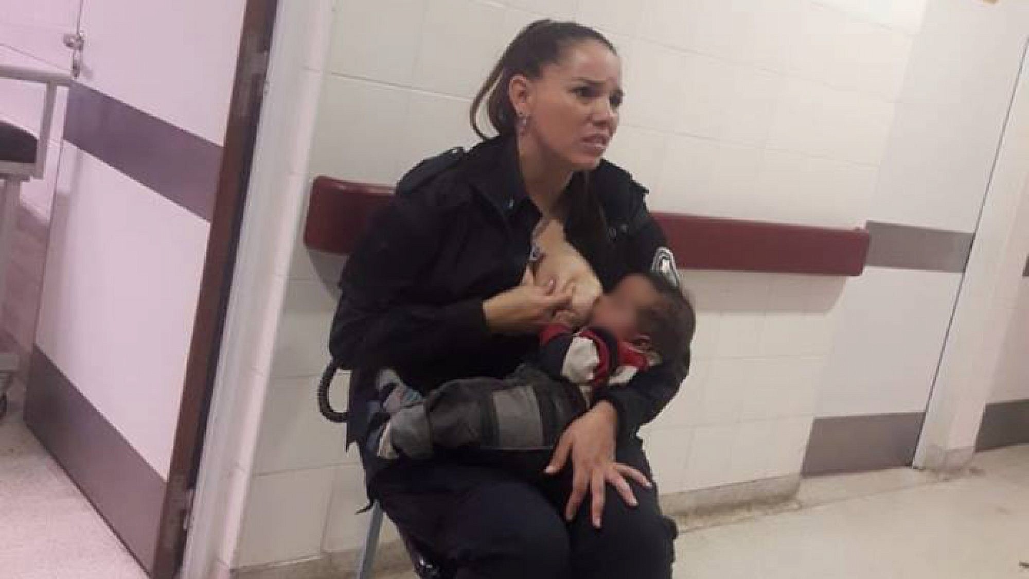 השוטרת סלסט ג'קלין איילה מניקה תינוק נטוש | צילום: מתוך עמוד הפייסבוק של Marcos Heredia
