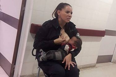 השוטרת סלסט ג'קלין איילה מניקה תינוק נטוש | צילום: מתוך עמוד הפייסבוק של Marcos Heredia