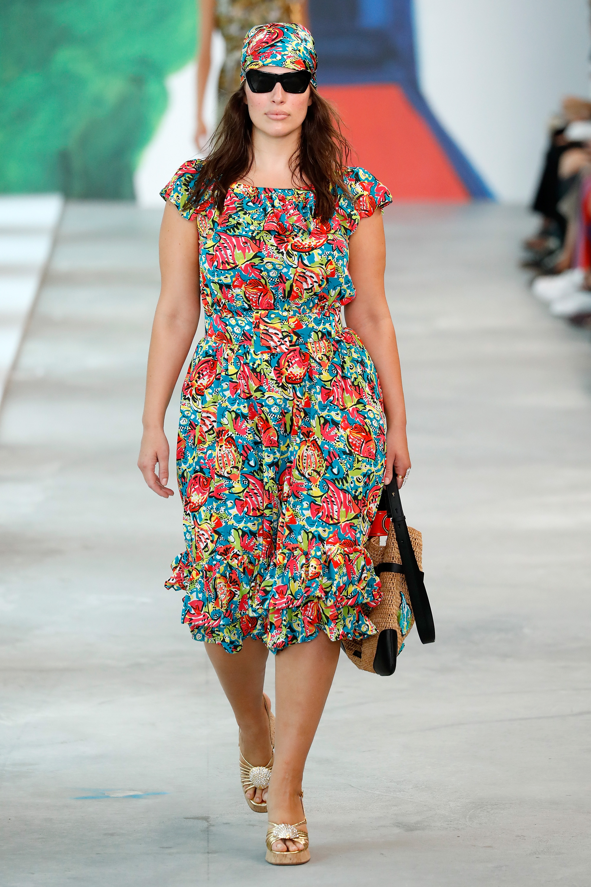 אשלי גרהאם צועדת בתצוגה של מייקל קורס בשבוע האופנה בניו יורק | צילום: Gettyimages
