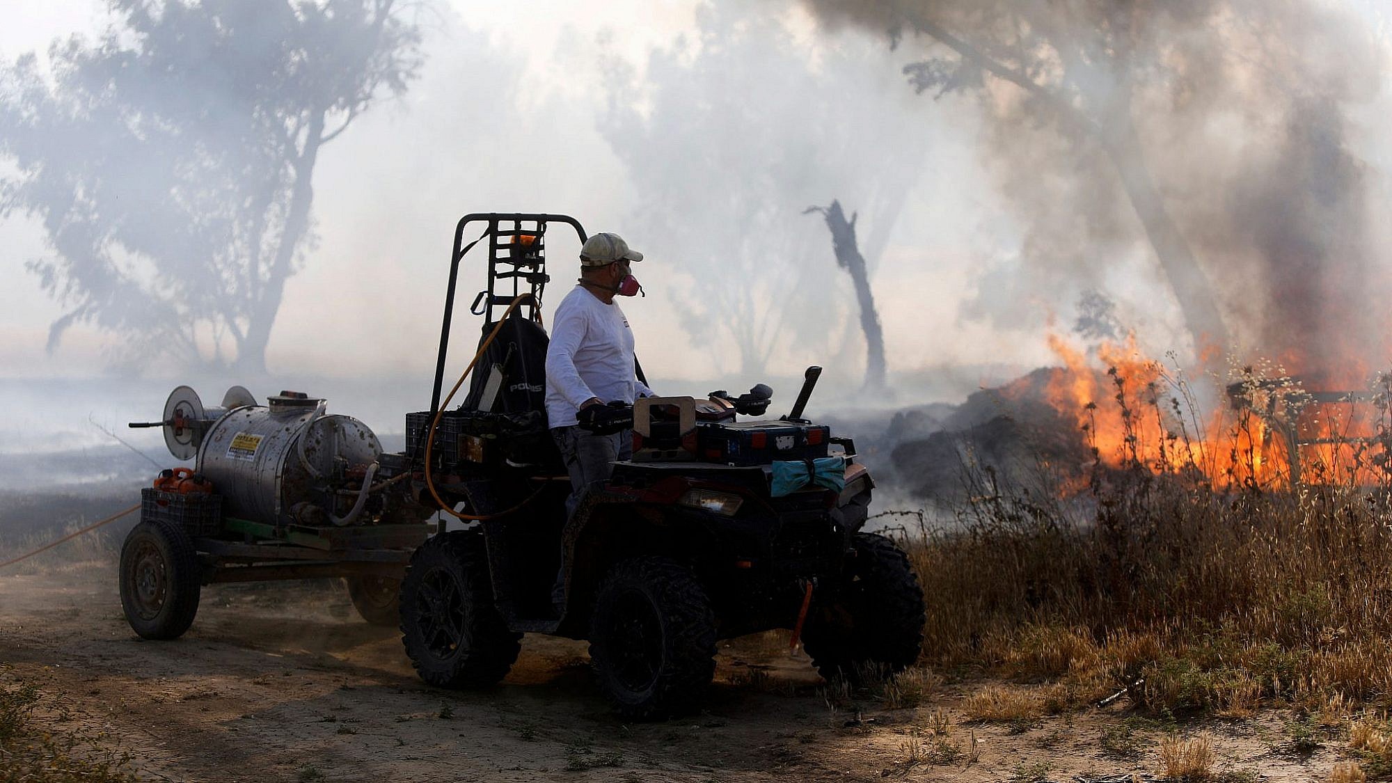 שריפה בשדה סמוך לקיבוץ בארי | צילום: מנחם כהנא/AFP/Getty Images