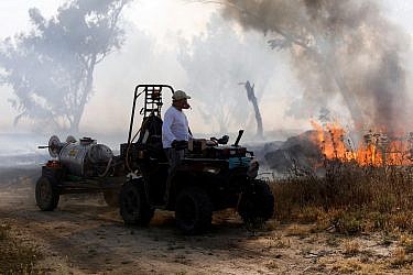 שריפה בשדה סמוך לקיבוץ בארי | צילום: מנחם כהנא/AFP/Getty Images