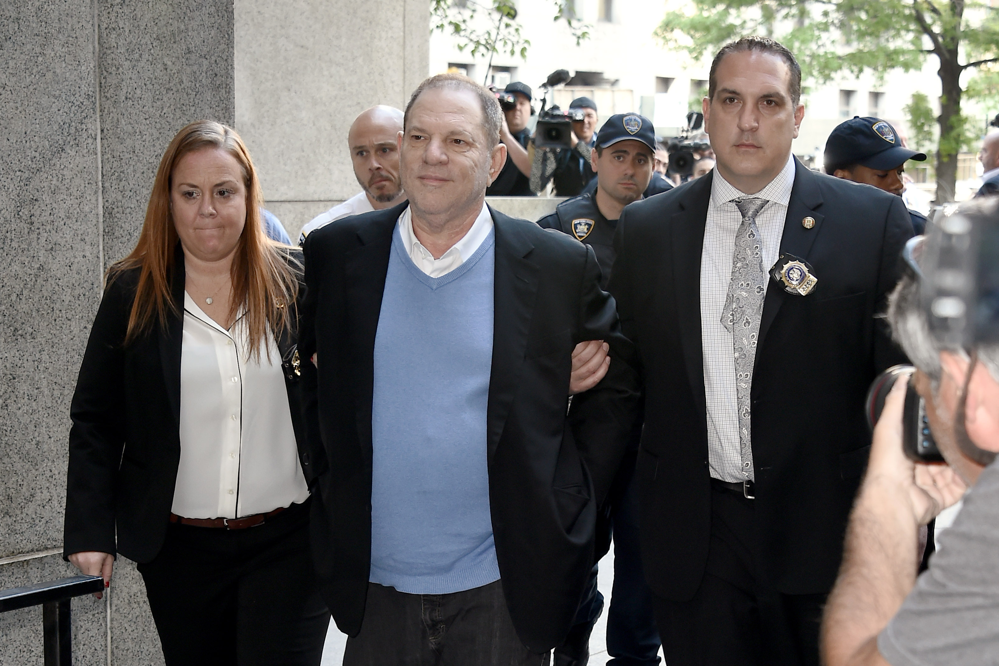 הארווי ויינשטיין נכנס לבית המשפט הפלילי במנהטן באזיקים לאחר שנעצר באשמת אונס והתעללות מינית, ב -25 במאי 2018 בניו יורק | צילום: Gettyimages