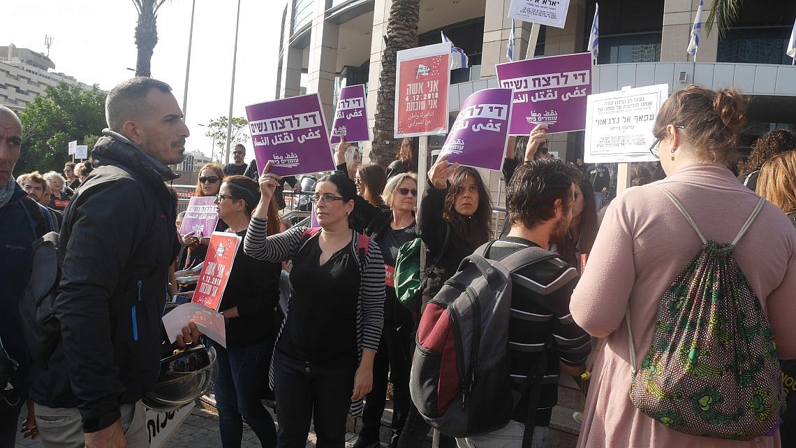 מחאת "אני אישה אני שובתת", דצמבר 2018, קריית הממשלה בתל אביב | צילום: אביב וינברגר