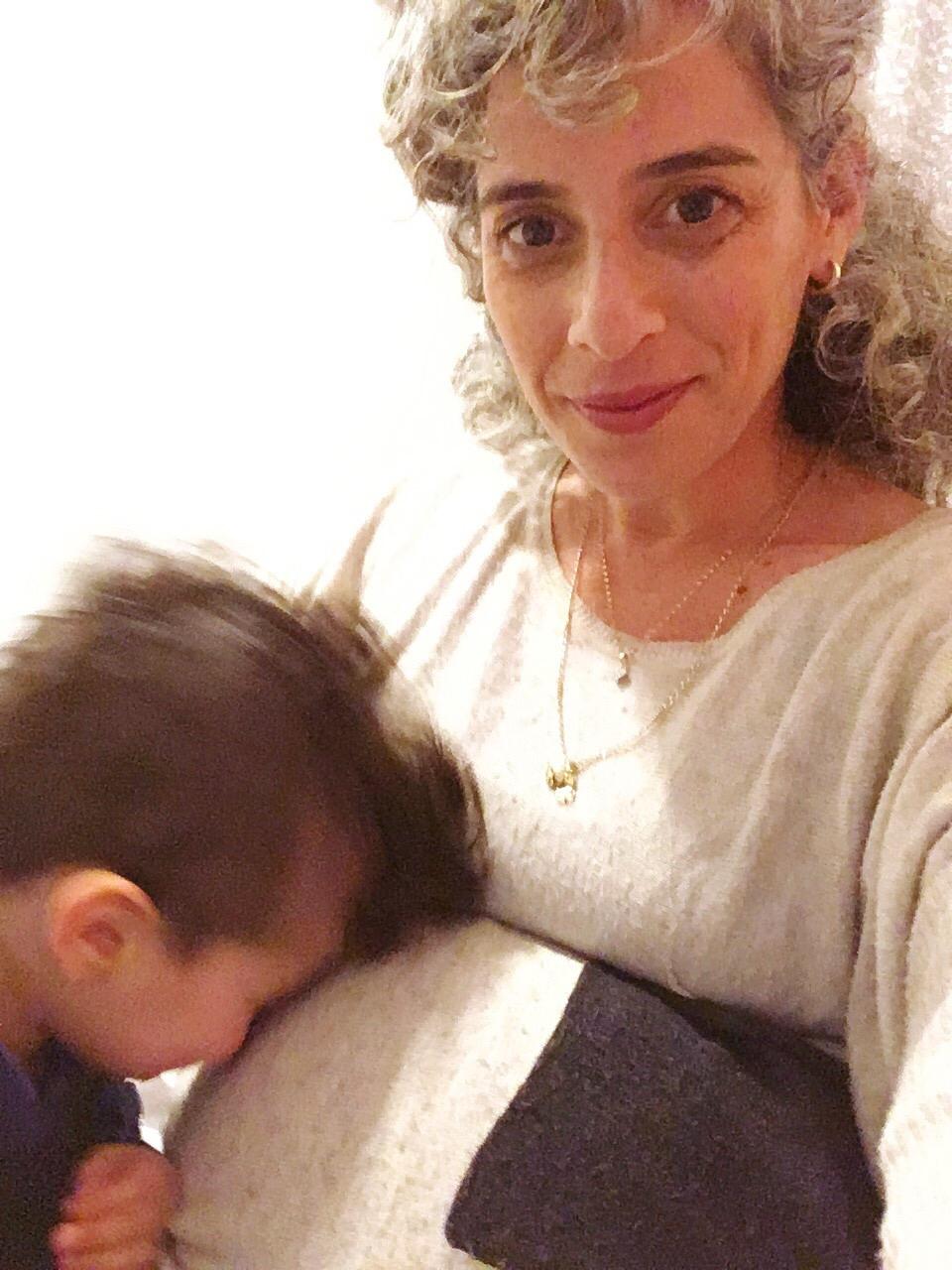 אורית הורוביץ בר-עם בהיריון הפונדקאי, עם בנה | באדיבות אורית
