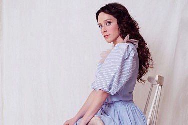 ליאת הר לב. צילום: אלה אוזן. סטיילינג: חיה וידר. שמלה: איתי גונן. 
חולצת טול: טולה גשרי לשנקר. נעליים: אביתר מייאור. ברבור תמר מגנדרוף