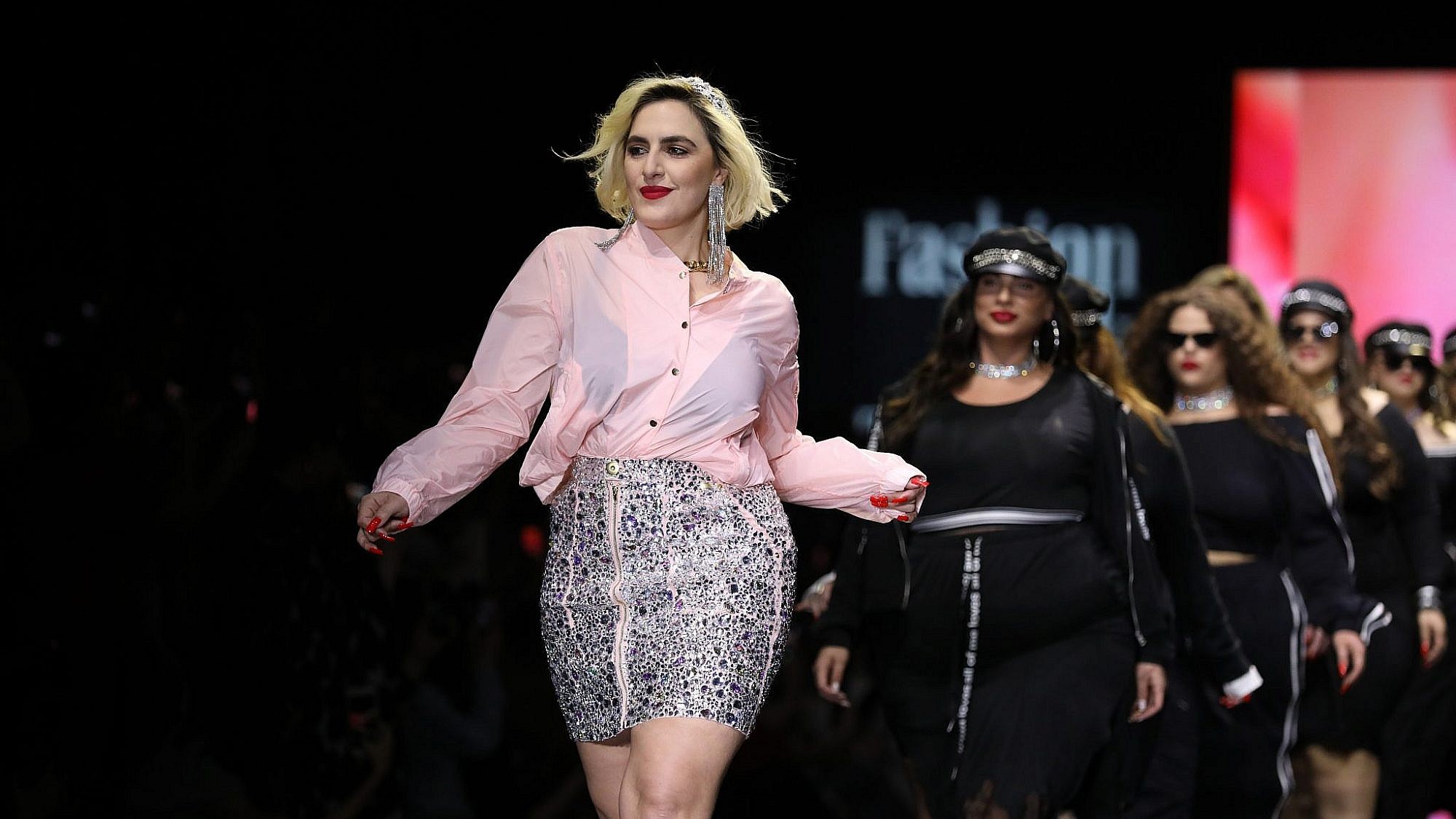 ריי שגב  ודוגמניות ג'וסי בתצוגה של RETEMA בשבוע האופנה תל אביב 2019. צילום אדריאן סבל