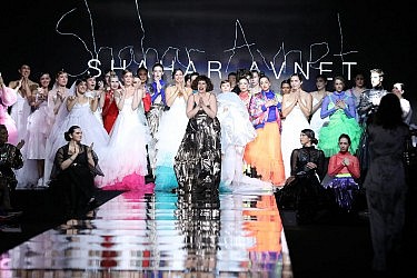 שחר אבנט בסיום התצוגה בשבוע האופנה תל אביב 2019. צילום אדריאן סבל