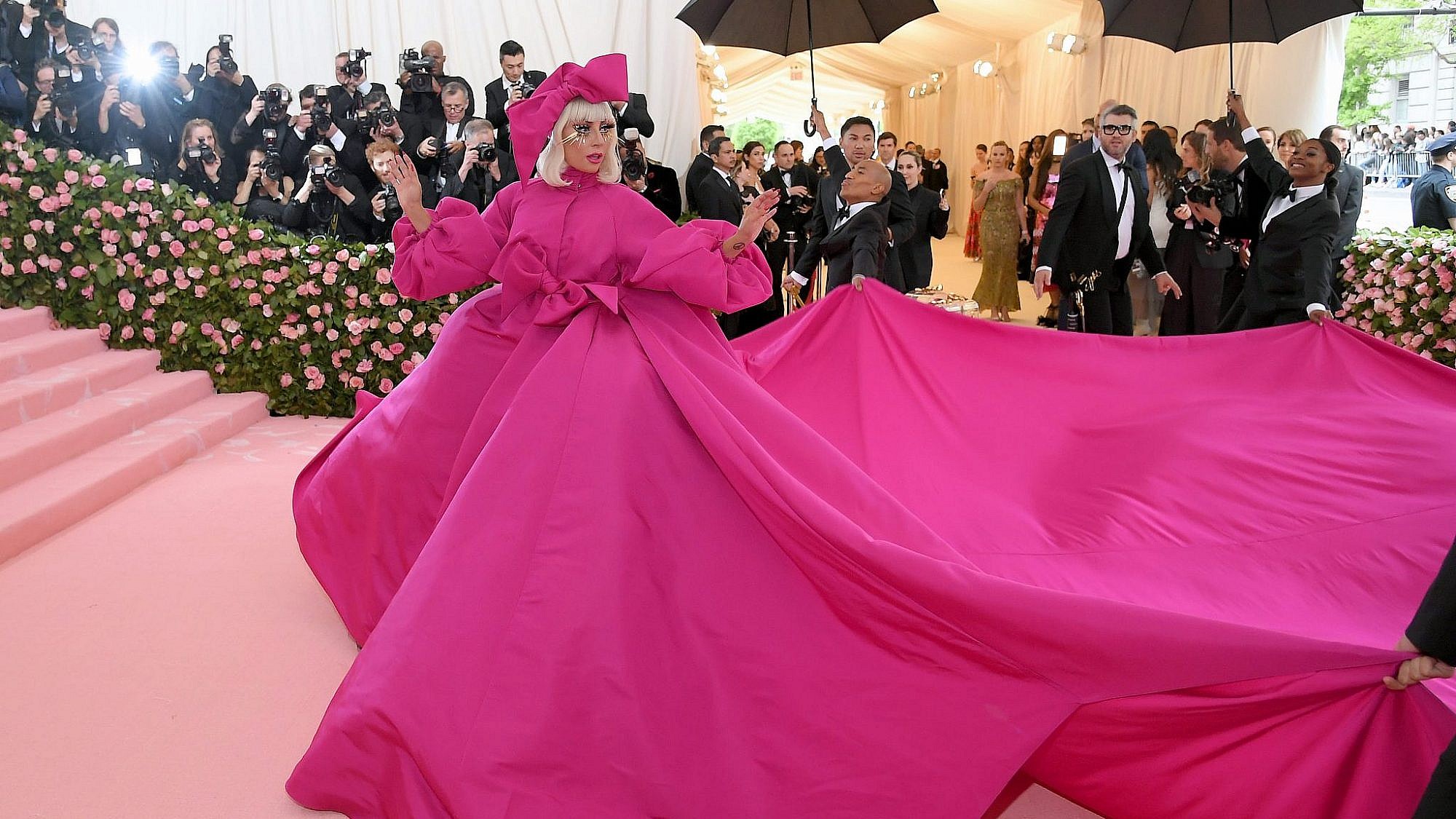 מלכת השטיחים האדומים ואחת המארחות של האירוע הגיעה בשמלת שכבות ורודה של ברנדון מקסוול, את השכבות השילה לאט לאט ולבסוף נשארה בתחתונים וחזיה, ליידי גאגא | צילום: Neilson Barnard/Getty Images