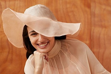 לוסי איוב בשמלה וכובע של נופר רפאלי מפרויקט הגמר בשנקר | צילום: דודי חסון, סטיילינג: סיון חימי