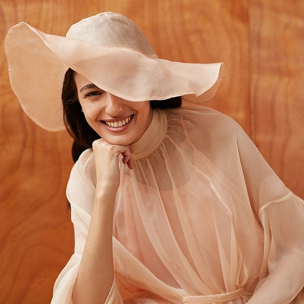 לוסי איוב בשמלה וכובע של נופר רפאלי מפרויקט הגמר בשנקר | צילום: דודי חסון, סטיילינג: סיון חימי
