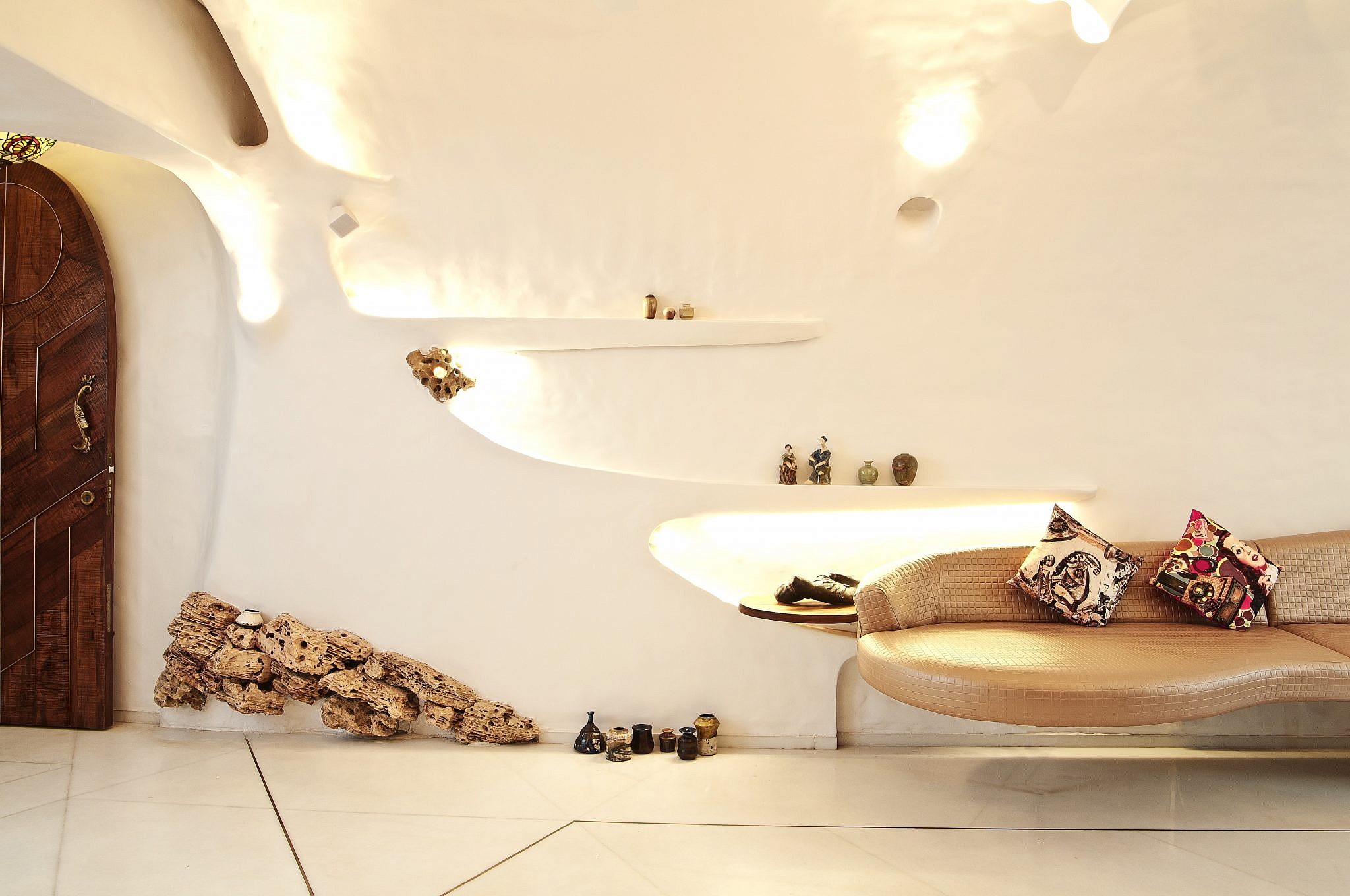 אדריכלות ועיצוב: The White Room Studio | צילום: Sameer Tawde