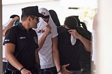 שניים מהנערים ששוחררו ממעצר בקפריסין | צילום:  IAKOVOS HATZISTAVROU/AFP/Getty Images