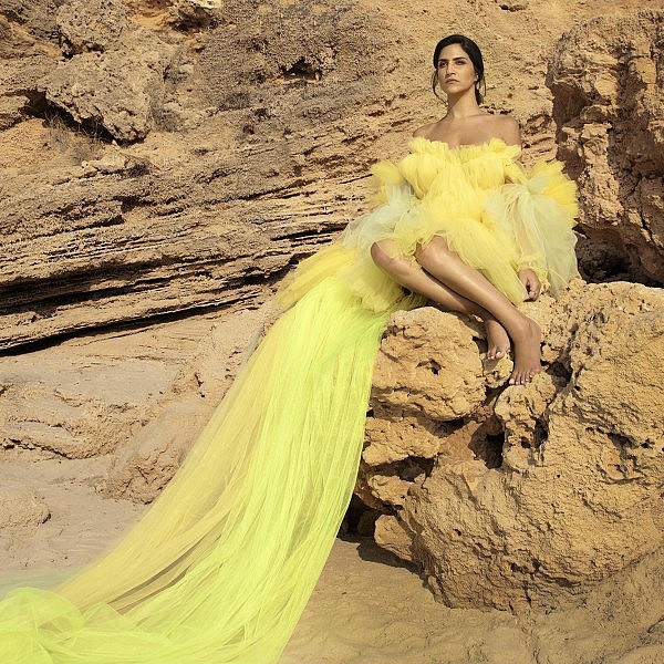 מגי אזרזר בשמלה של שחר אבנט | צילום: דניאל קמינסקי, סטיילינג: חיה וידר
