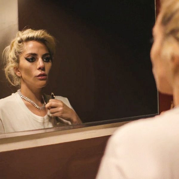 אמיצה: ליידי גאגא מתמודדת עם פיברומיאלגיה | מתוך הסרט הדוקומנטי Five Foot Two של נטפליקס
