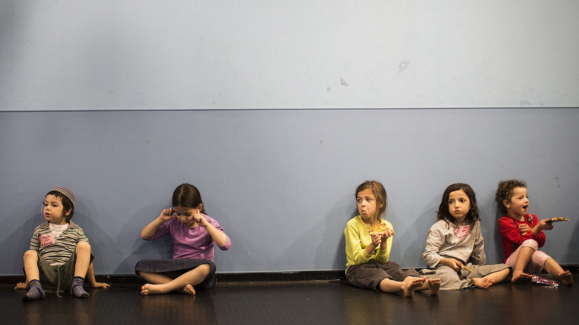 ילדים בזמן האזעקה | צילום: Ilia Yefimovich/Getty Images