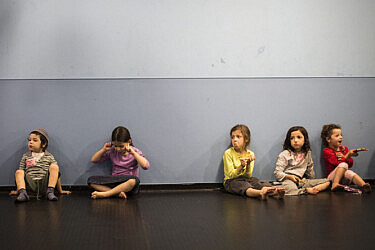 ילדים בזמן האזעקה | צילום: Ilia Yefimovich/Getty Images