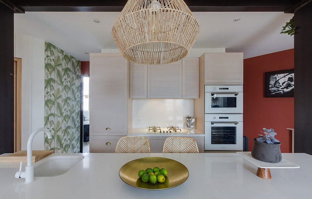 דירה פיצית בפריז. המטבח נפתח לסלון | עיצוב: Baldini Architecture, צילום: Adelaide Klarwein