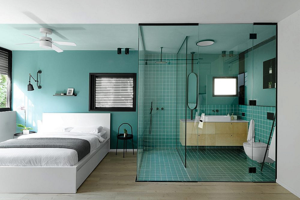 חדר ההורים עם המקלחת והשירותים השקופים | עיצוב פנים: גל גרבר, צילום: גדעון לוין