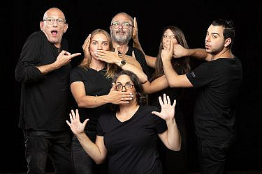 משתתפי המופע 'שיח חירשים' של מרכז נא לגעת | צילום: בני גם זו לטובה