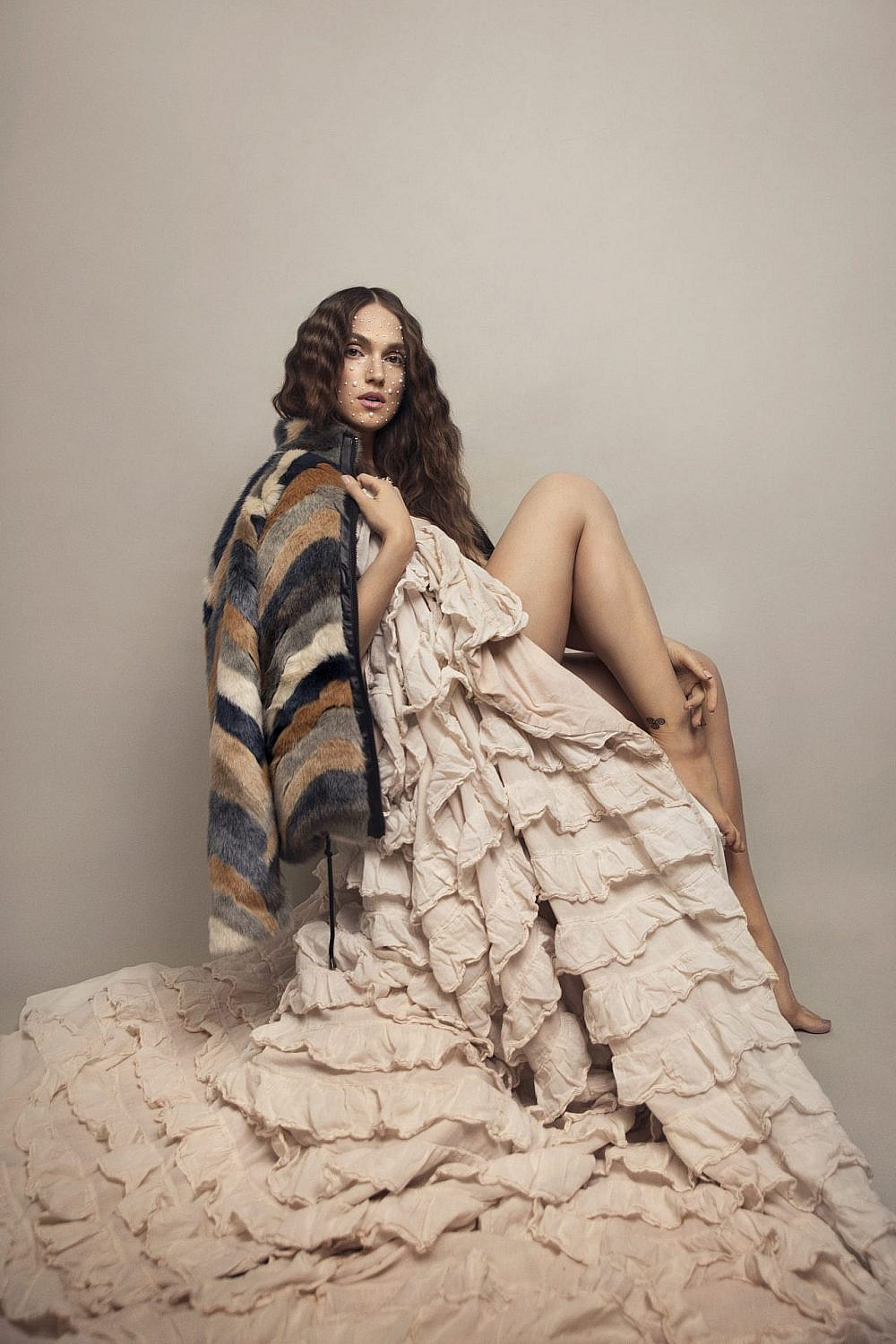 מארינה מקסימיליאן | צילום: רותם לבל ל־ArtBook, סטיילינג יולי סגרדה. מעיל: קרייזי ליין, שמלה: אוסף פרטי