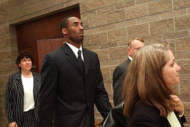קובי בראיינט ועורכת דינו עוזבים את אולם בית המשפט בקולורדו, 2004 | צילום: Karl Gehring-Pool/Getty-Images