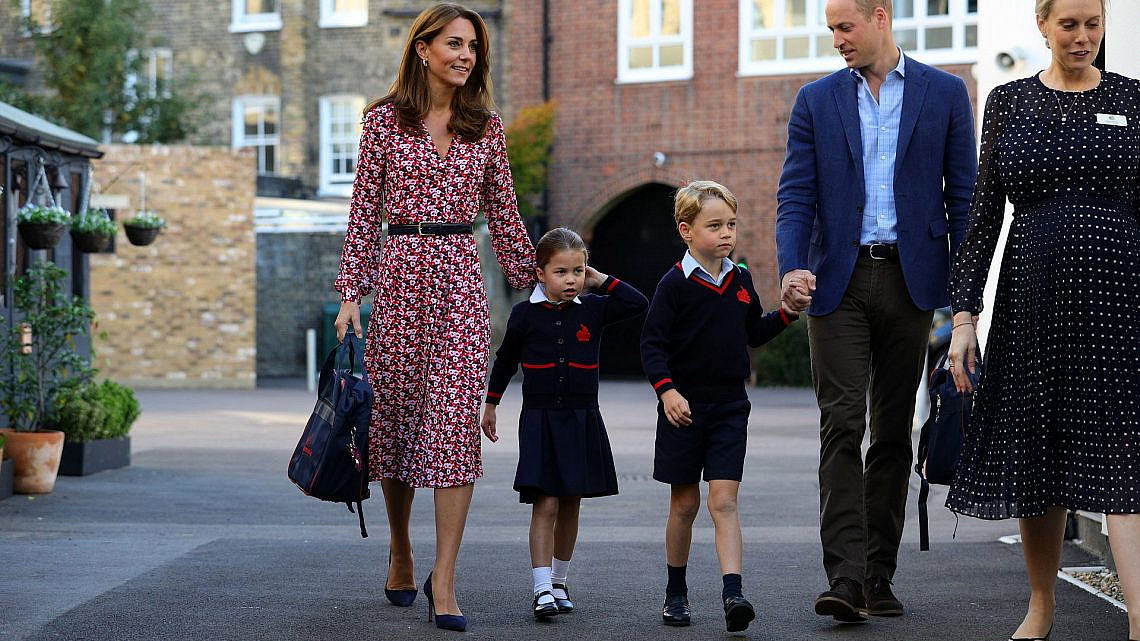 נזהרים. ג'ורג' ושרלוט יחד עם וויליאם וקייט בדרך לבית הספר | צילום: AARON CHOWN/POOL/AFP via Getty Images