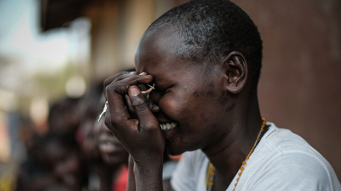 נערה בבי"ס באוגנדה שאליו מגיעות נערות שברחו ממילת נשים | צילום: /YASUYOSHI CHIBA AFP via Getty Images