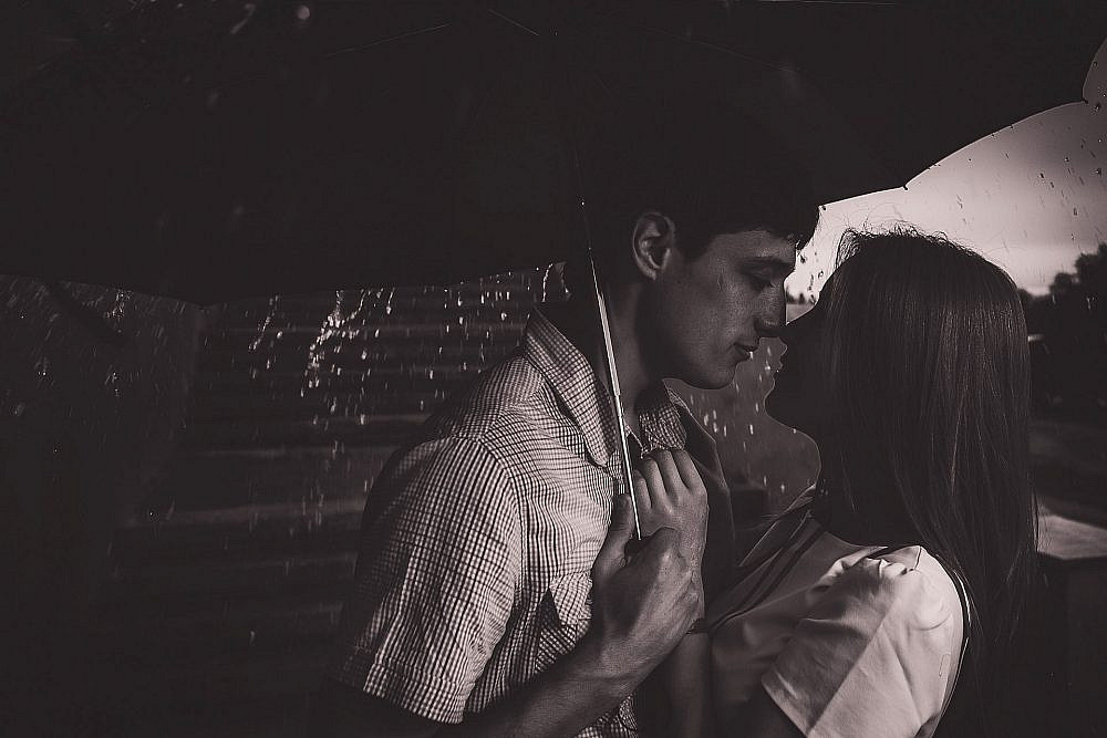 כל סמל של אהבה מובנה על ידי דימויים מעולם הפרסום ותקשורת ההמונים. | אילוסטרציה: shutterstock