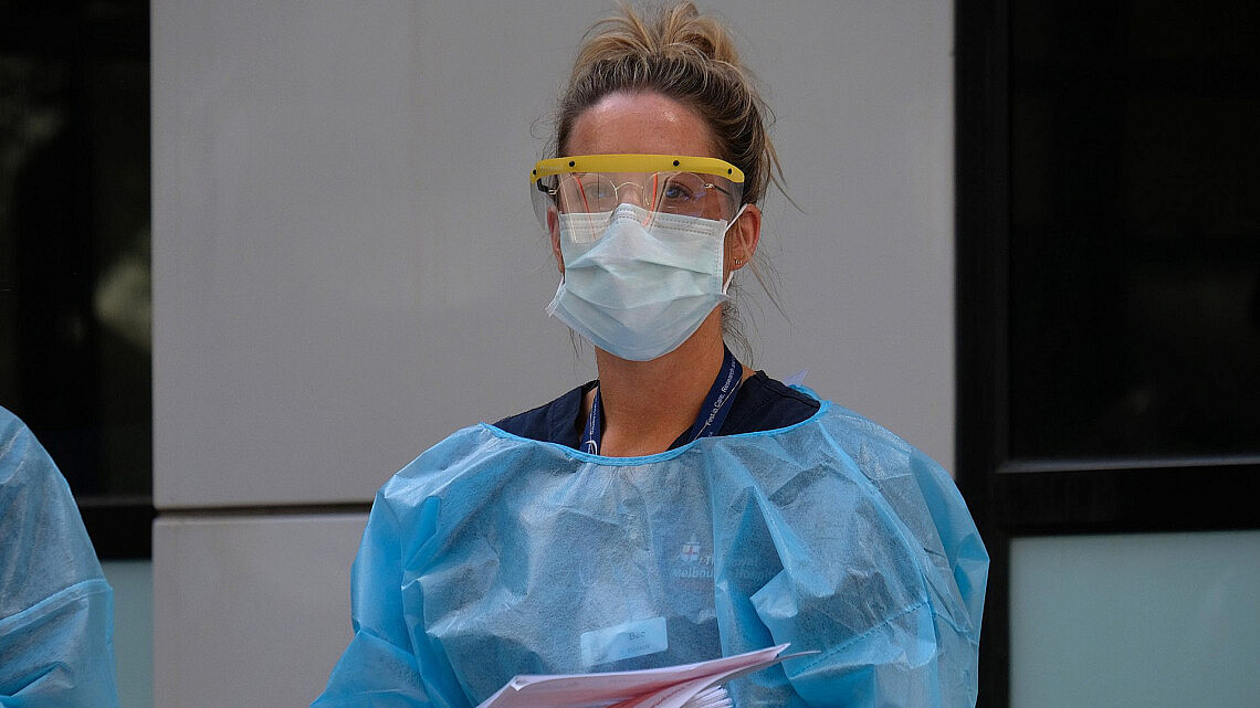 עובדת בבית חולים באוסטרליה | צילום: Luis Ascui/Getty Images
