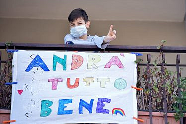 ילד בבידוד באיטליה. פירוש השלט: "הכל יהיה בסדר" | צילום: Simona Granati - Corbis/Corbis via Getty Images