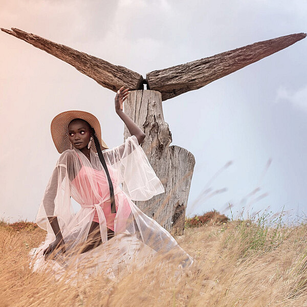 צילום וקריאייטיב: אביב אברמוב, סטיילינג: אייל חג'בי לסולו, דוגמנית: מוניקה ג'וזף ליולי. בגד גוף ועליונית: שחר אבנט , תכשיטים: נועה אברמוב, כובע: קסטרו
