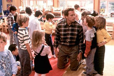 צילום מסך מהסרט "שוטר בגן ילדים"