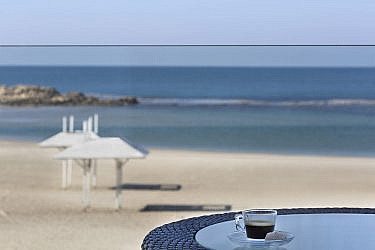 שותה קפה מול הים ומרגישה אשמה. מלון חוף נחשולים | צילום אסף פינצוק