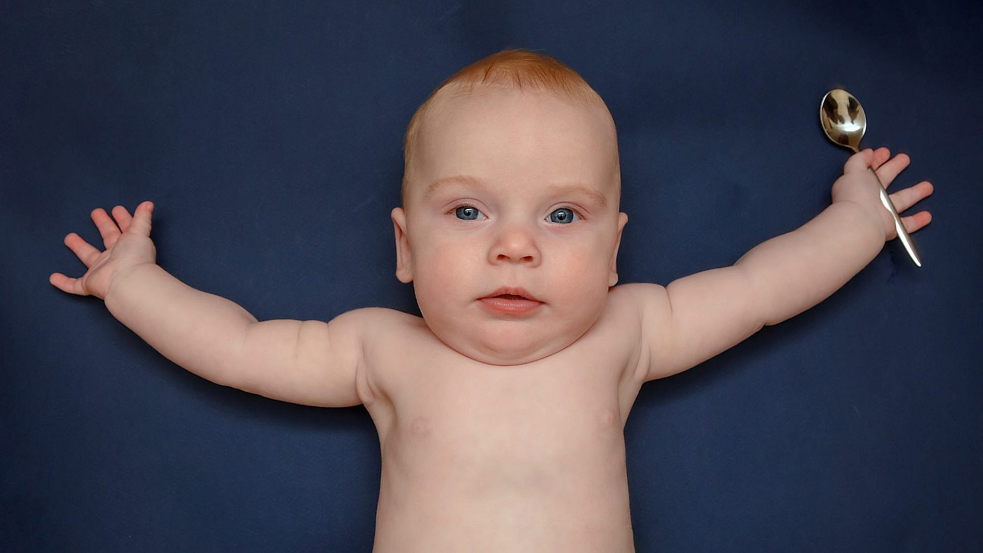 תינוק מתוק ושמאלי | צילום: Shutterstock