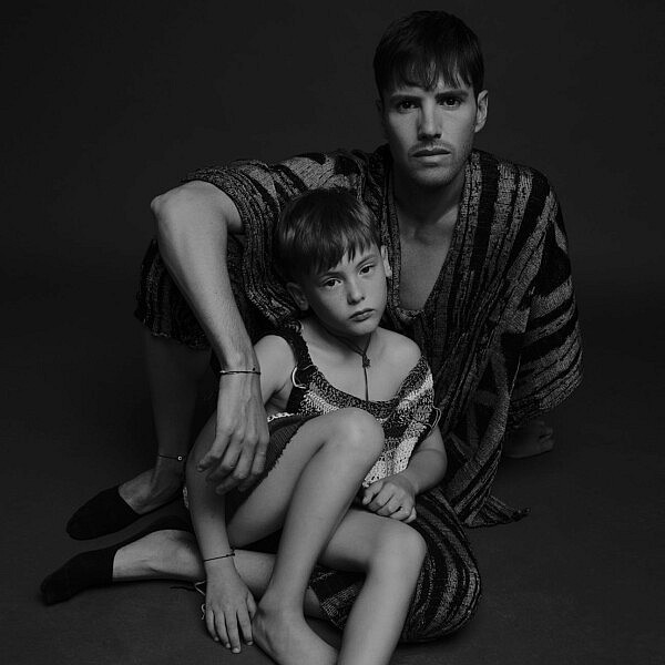 ינאי פרישר גוטמן | צילום: דביר כחלון, סטיילינג וניהול אמנותי: יונתן פרימרמן, עליונית, גופייה ומכנסיים: HKN Studio Ravid Haken