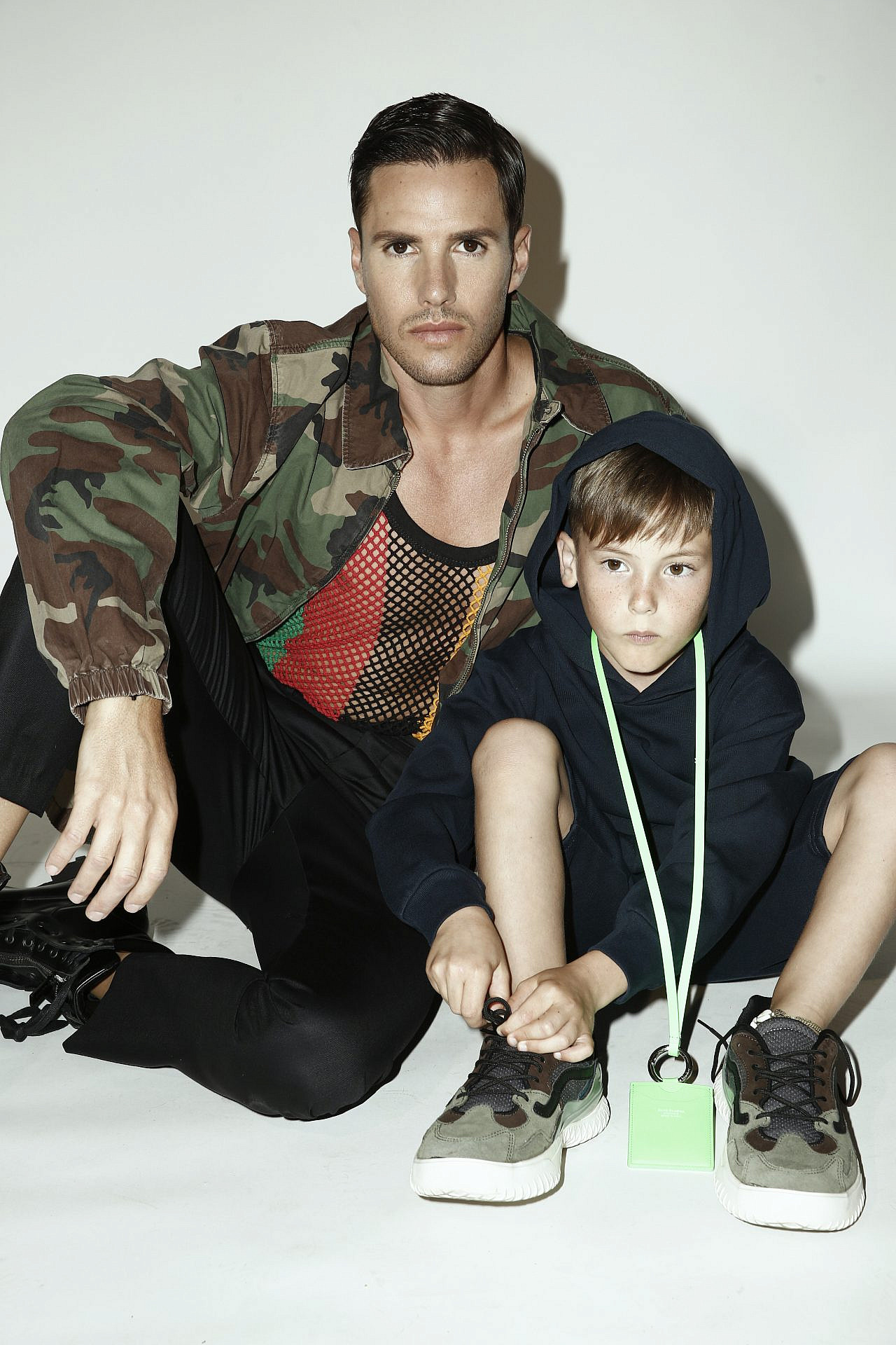 ינאי ורוי פרישר גוטמן | צילום: דביר כחלון, סטיילינג וניהול אמנותי: יונתן פרימרמן, ינאי: עליונית: פולו ראלף לורן בפקטורי 54, גופייה Huf בבוטיק jin-g, מכנסיים: Hili Ari, נעליים: דולצ'ה וגבאנה ב־Amor, רוי: חליפה: Balenciaga kids בפקטורי 54, ארנק: Acne Studios בבוטיק ורנר