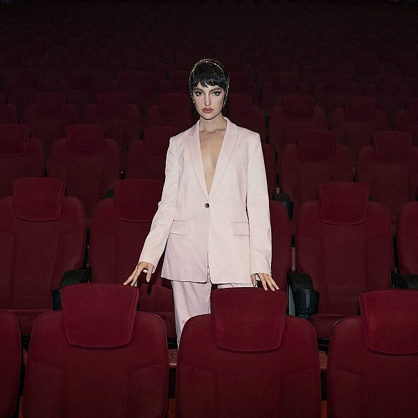 תום נשר | צילום: זהר שטרית, סטיילינג: תומר אלמוזנינו לסולו, איפור: דנה כפיר, שיער: אלמוג כהן, מטפחת: סן לורן, פאה: ברנפמן פאות, חליפה: טומי הילפיגר בפקטורי 54