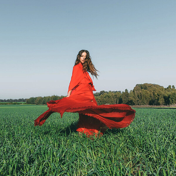 גאלה קוגן | צילום: עדי סגל ל־Artbook, ניהול קריאייטיב: טל קליינבורט, סטיילינג: שירה לוי, איפור ושיער לי ברכר ל ֹ־Artbook, ע.סטיילינג: אנאבל ששון, שמלה: גליה להב