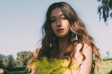 גאלה קוגן בהפקת אופנה למגזין "את" דצמבר 2020 | צילום: עדי סגל ל־Artbook, ניהול קריאייטיב: טל קליינבורט, סטיילינג: שירה לוי, איפור ושיער לי ברכר ל ֹ־Artbook, ע.סטיילינג: אנאבל ששון, חולצה וחצאית: גליה להב